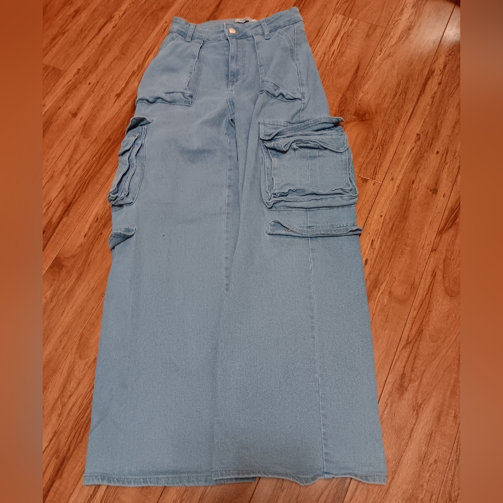 Light wash baggy cargo jeans